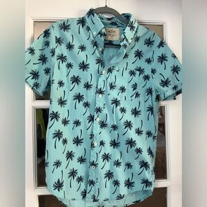 Hollister-Short Sleeve Button down Shirt- size small